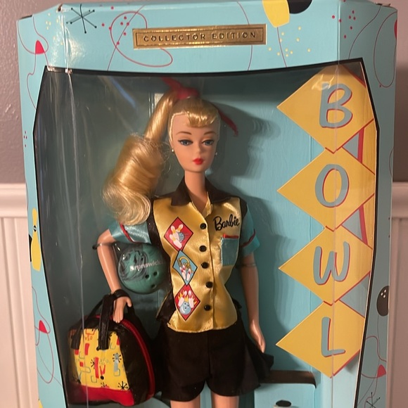 Bowling Champ Barbie - Picture 2 of 7